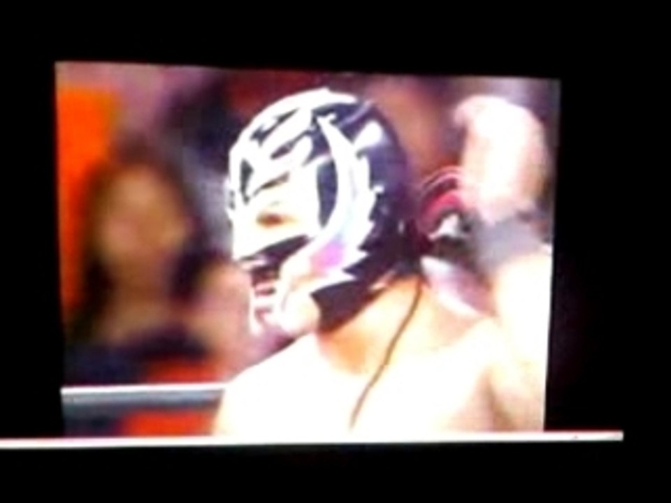 Rey Mysterio enleve son masque!