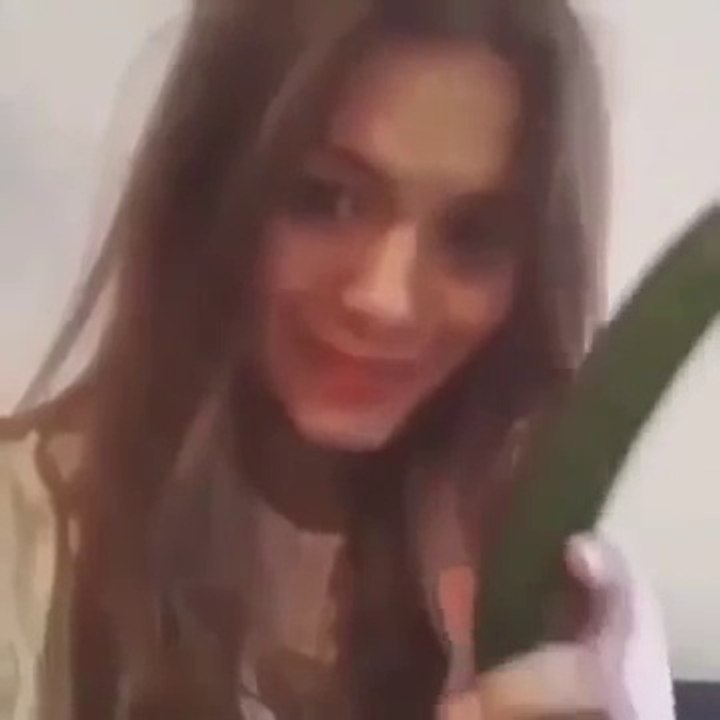 İnsanı salatalık yemekten soğutan kız