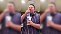 Un homme joue des sonorités avec sa boisson dans un Fast Food Americain !