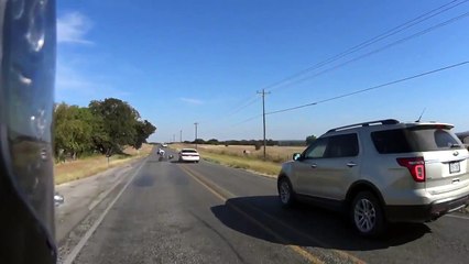 Une voiture percute intentionnellement une moto et s'en moque complètement!
