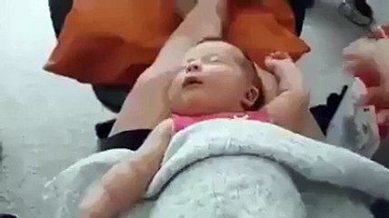 Les réflexes d'un adorable bébé qui dort... so cute !