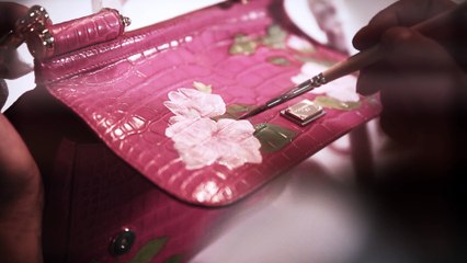 Les étapes de réalisation du sac « Croco bag » peint à la main de Dolce & Gabbana