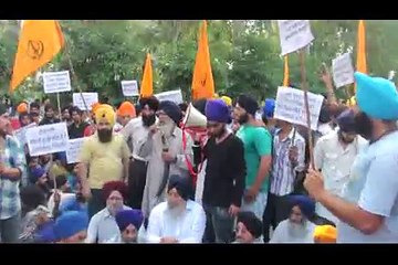 Descargar video: jammu protest against beadvi of guru granth sahib ji (4)