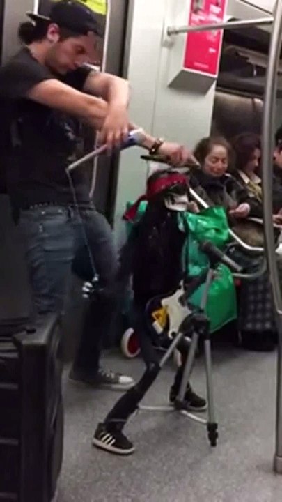 Marionnettiste Rockeur dans le métro chilien! Guns N' Roses style...