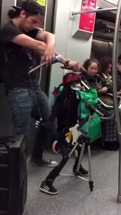 Rock Puppeteer in Santiago de Chile Subway, Gun's N' roses style! Crazy cover!!!