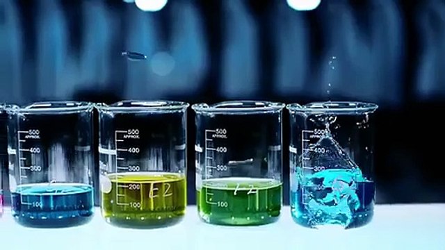 Des japonais créent une symphonie en jetant des pièces dans des bechers au ralenti... Magique