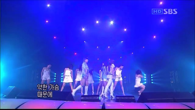 Une danseuse fait une crise d'épilepsie en plein show et tombe alors que ses copines continuent à danser -