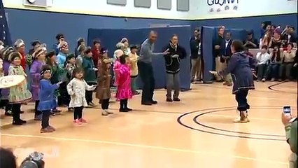 أوباما يفاجئ طلاب مدرسة بالرقص معهم