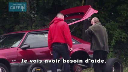 Sa voiture tombe et une personne formidable vient l'aider