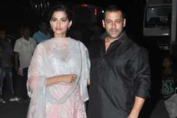 Salman & Sonam celebrate Diwali with kids