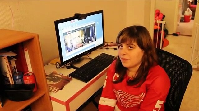 Cette femme presque aveugle nous explique comment elle regarde le hockey à la TV