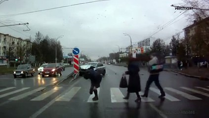 Hızlı araç kırmızı ışıkta yayalara böyle çarptı