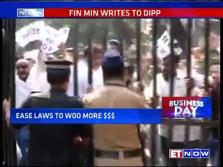 Video herunterladen: Shiv Sena Workers Storm BCCI Office | Talks With PCB Postponed