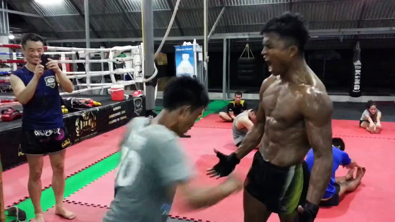 Buakaw Abdominal