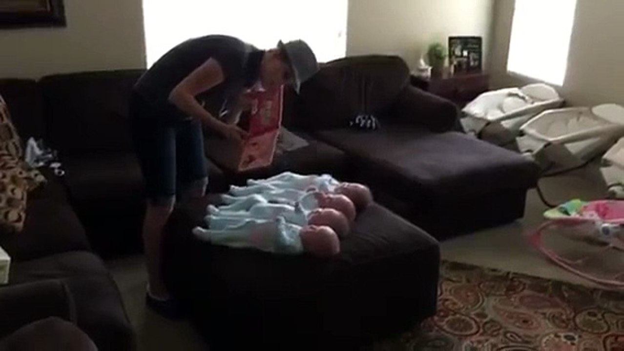 Ces quadruplés sont très grincheux, voilà la solution qu'elle a trouvée pour les calmer