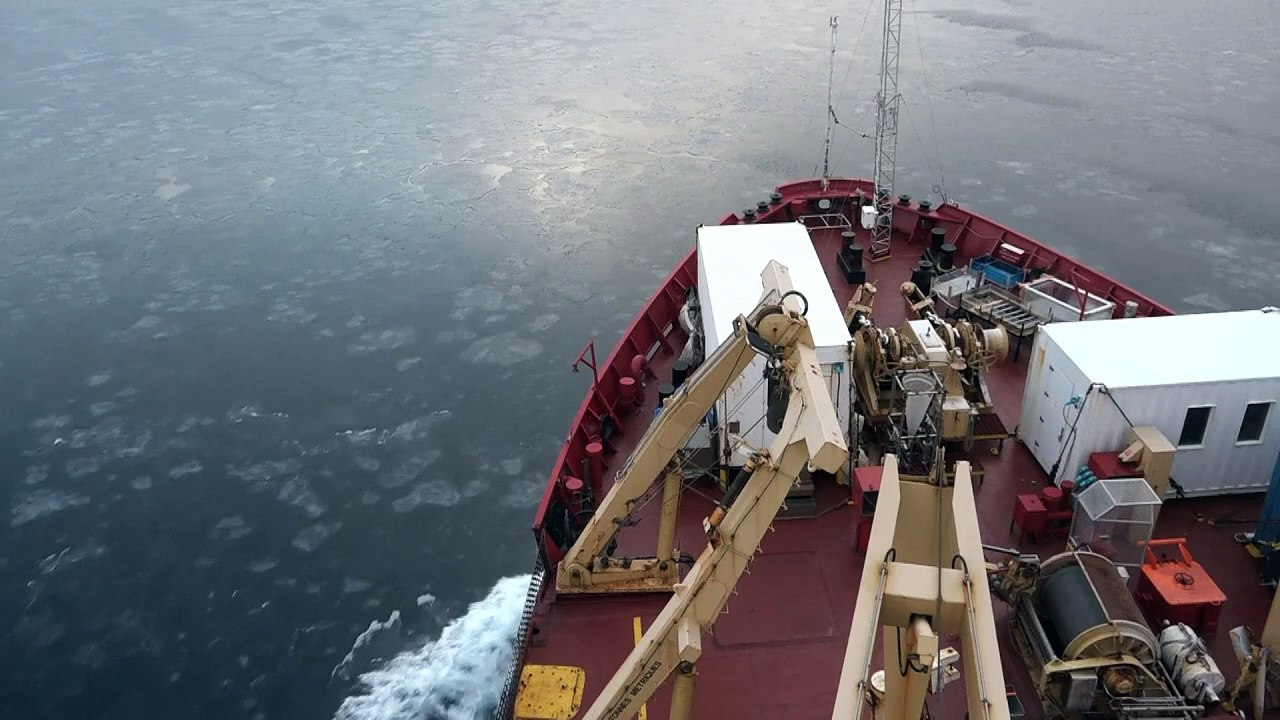 À bord d'un brise-glace canadien au delà du cercle polaire