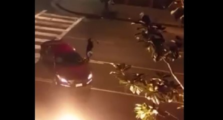 Un homme avec une machette attaque des automobilistes