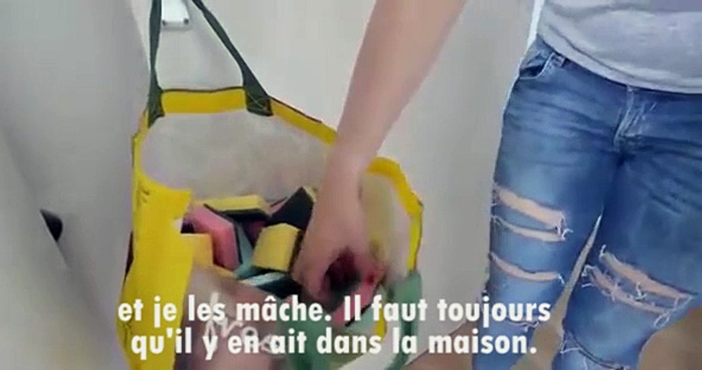 Une jeune femme mange une vingtaine d'éponges par jour