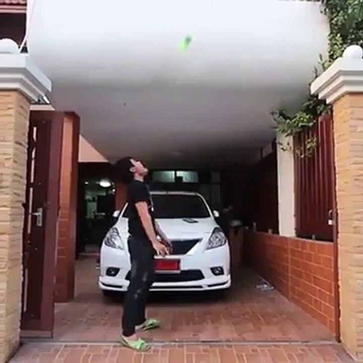 Aslanlar, aslan terbiyecisine saldırdı - Funny videos - Komik videolar