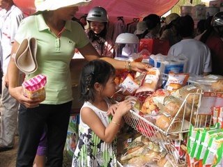 Rút ruột hàng đóng gói sẵn, “móc túi” người tiêu dùng