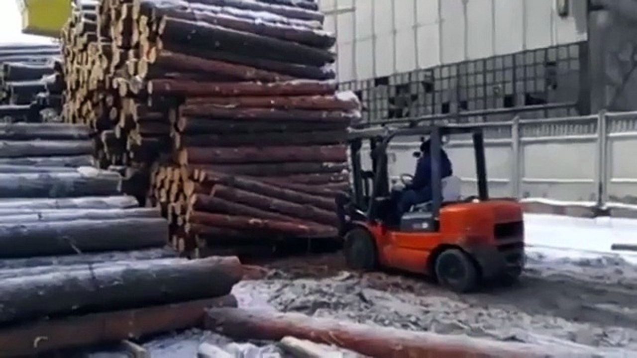 Профессионал на погрузчике