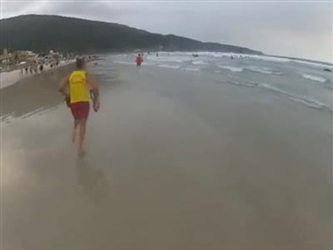 Ces sauveteurs dévoués sauvent un enfant de la noyade