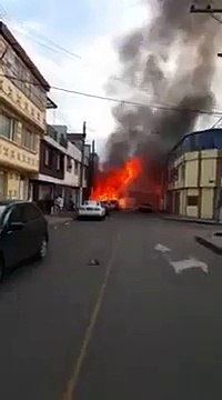 В Колумбии самолет упал на жилые дома, погибли лю�