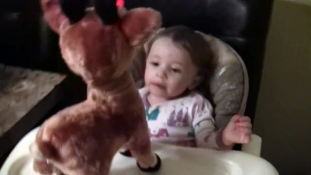 Little-Girl-Freaks-Out-When-Rudolph-Loses-His-Head new latest funny video 2015