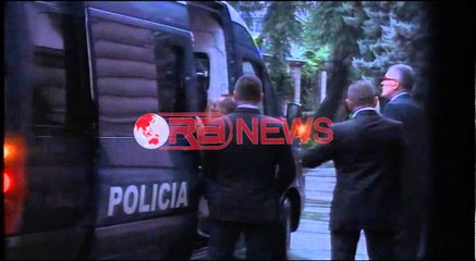 Mark Frroku duke hyrë në Kryesinë e Kuvendit i shoqëruar nga policia- Ora News- Lajmi i fundit-