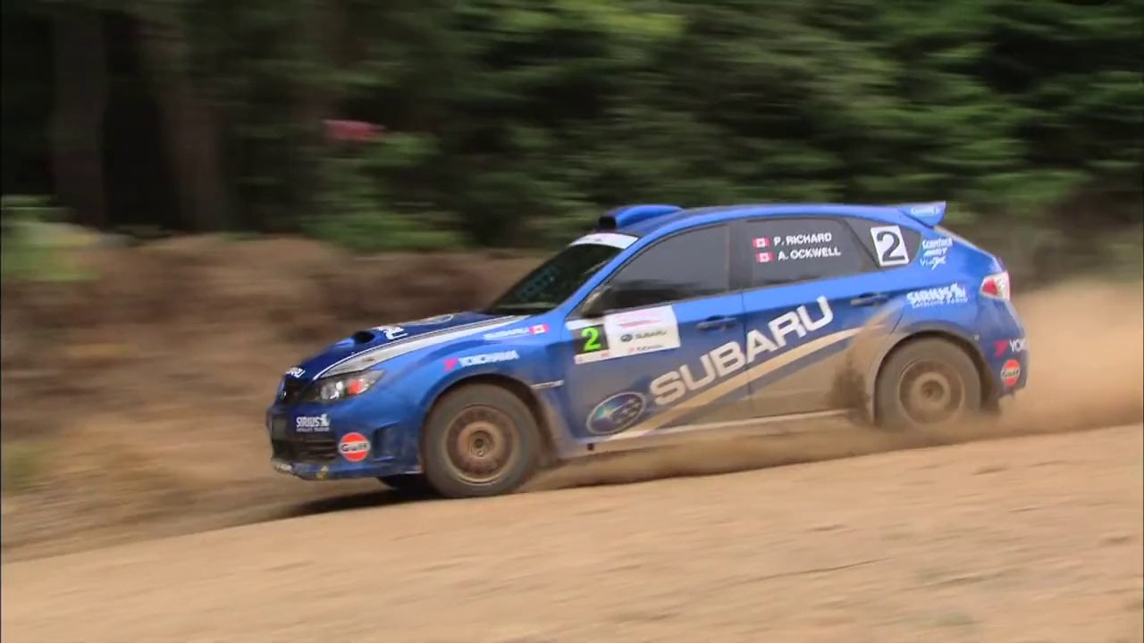 Rallyde Takla atan arabasını düzeltiyor yarışa devam ediyor