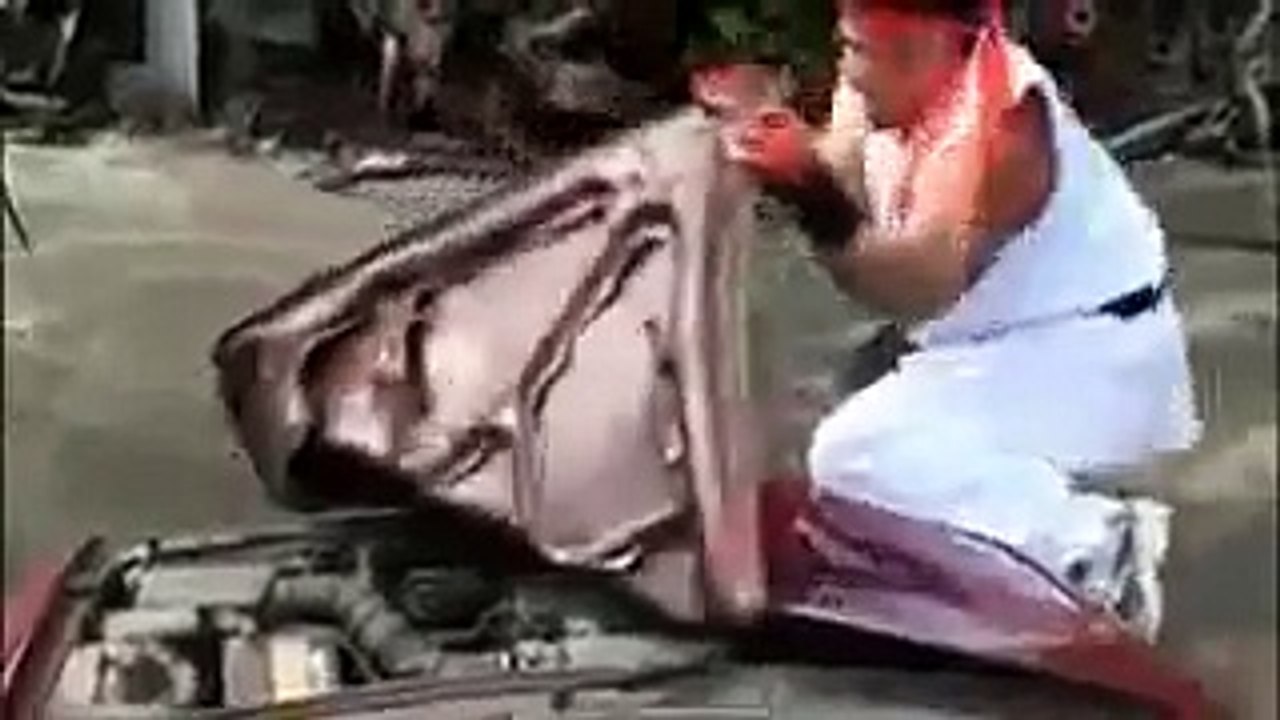 Elleriyle Araba Parçalayan KungFu'cu