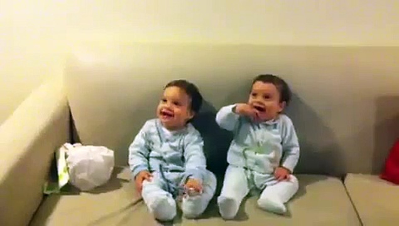 Risas contagiosas de bebés Mellizos
