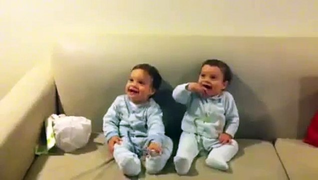 Risas contagiosas de bebés Mellizos