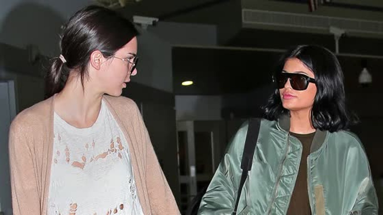 Kendall und Kylie Jenner kommen Hand in Hand in New York an