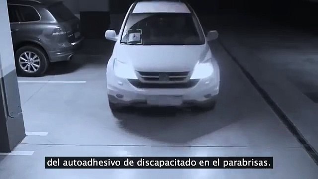 ​Ela Estacionou Num Estacionamento Reservado Para Deficientes, Mas Vai Receber Uma Grande Lição!​