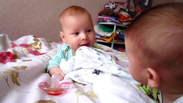 Двойняшки один икает, а другому смешно