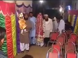 Funny Accident in Pakistani Wedding! - funny Videos - Haha - دو لوگوں نے دلہے کو پکڑا ہوا تھا دلہا پھر بھی سٹیج سے گرگیا