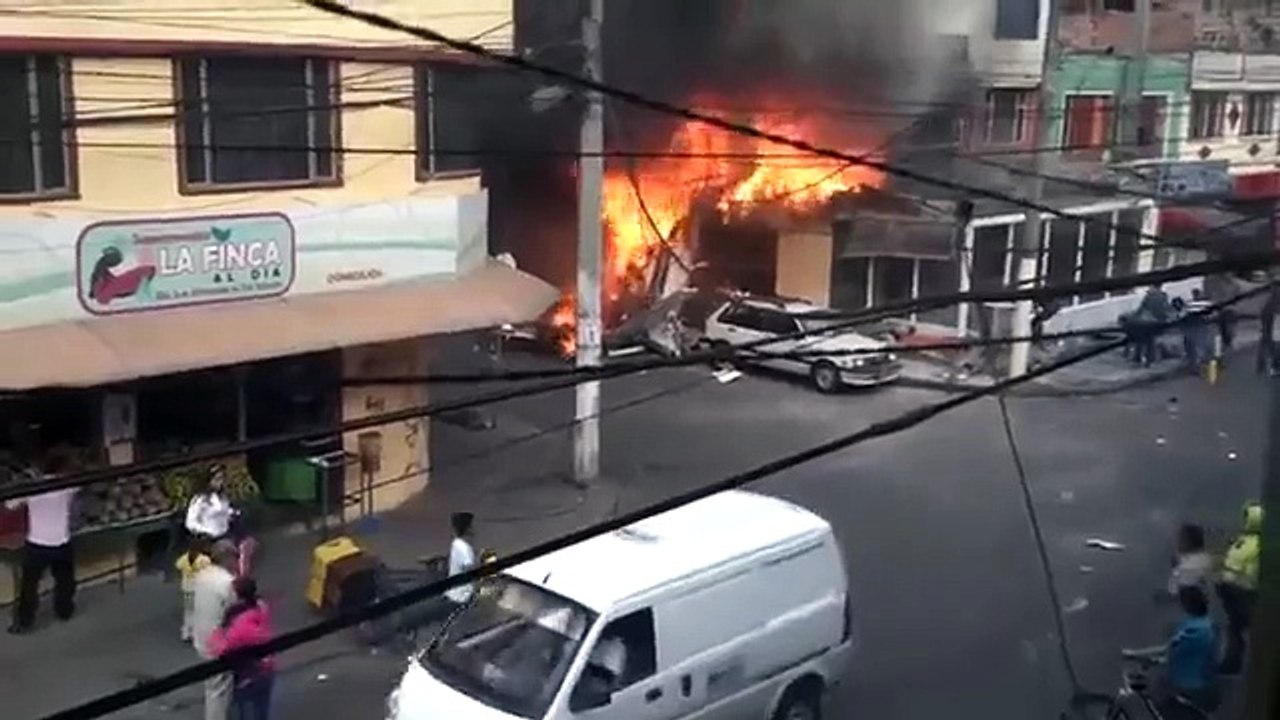 SHOCKING MOMENT: 5 killed as PLANE CRASHES in residential area of BOGOTA, COLOMBIA (Raw)