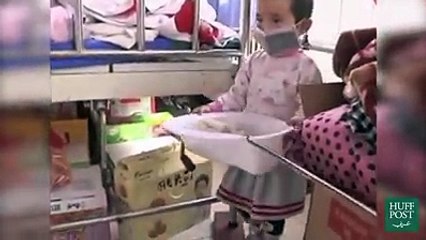 شاهد طفلة عمرها 3 سنوات تعتني بوالدتها المريضة  التي أصيبت بجروح خطيرة في حادث سير