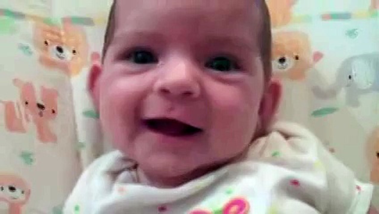 Baby Listens to al-Qur'an Recitation, Smiles (40 days old; surah al-'Asr