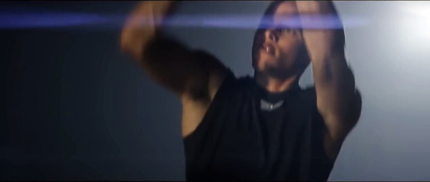 Le joueur de NBA Steph Curry shoot dans le noir dans une pub pour Under Armour