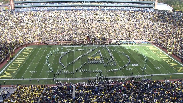 Hommage à Avengers de Marvel par le Spartan Marching Band pendant le match de NFL MSU contre Michigan
