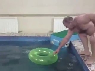 Un Homme Extra-Large parvient à Plonger à Travers une Bouée Minuscule