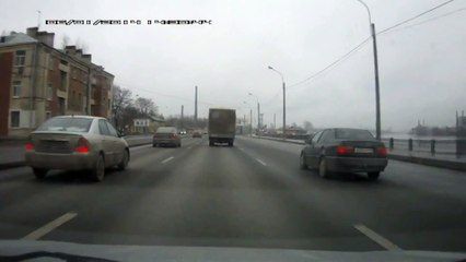 Le camion m'a fait tomber dans le panneau