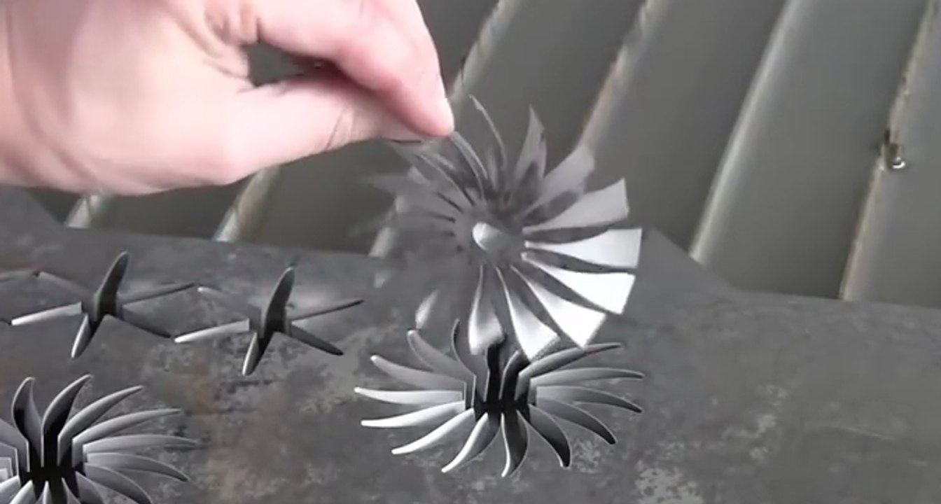 Une machine qui découpe le métal avec de l'eau