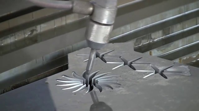 Découper du métal avec un jet d'eau
