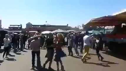 ‫أجانب يرقصون في جامع الفناء لكن شاهد المفاجئة‬