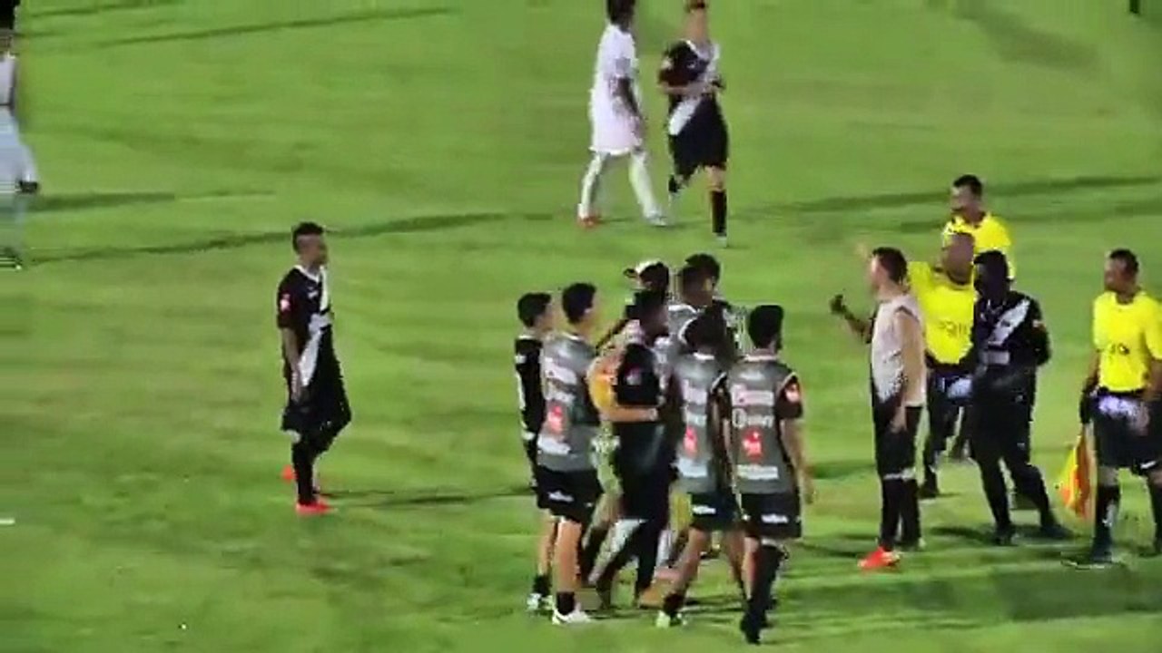 Pancadaria entre jogadores, arbitros e policias - Brasil