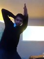 Une jeune indien se lâche en dansant