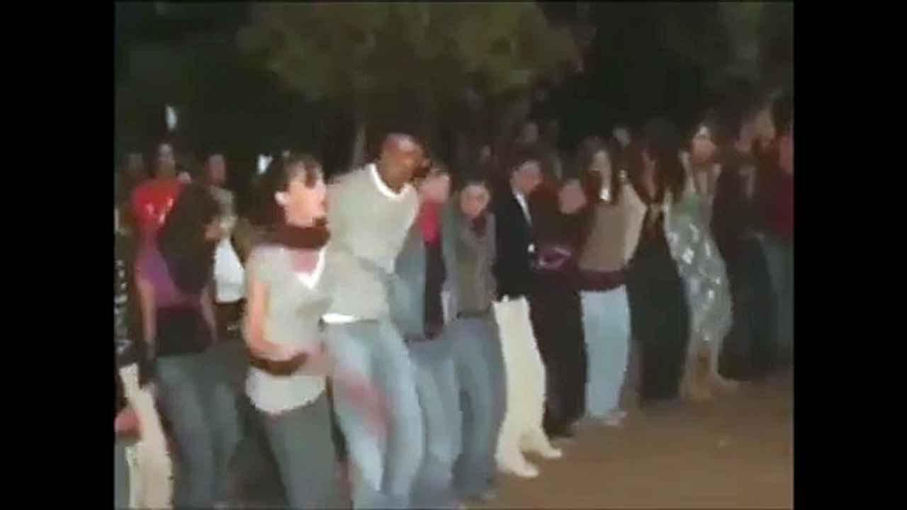 Bu Halay Çıldırmış Şarkıyı Söyleyen Adamdan Süper Figürler